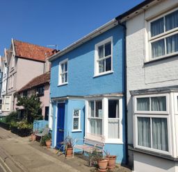 A street view with houses and plants at Seaflower, Aldeburgh