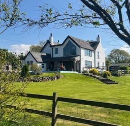 A house with garden and fence at Cae Du in Dwyran near Niwbwrch (Newborough)