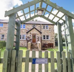 A house with a garden at Crispin Cottage in Lucker