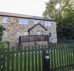A house with a garden and fence at Pippin in Lucker
