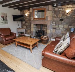 A living room with a sofa and coffee table at Goldfinch in Lucker