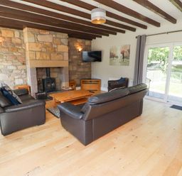 A living room with a sofa and coffee table at Bullfinch in Lucker