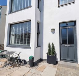 An outdoor seating area with table and chairs at Ty Haul in Rhosneigr