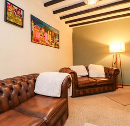 A living room with two sofas and a lamp at 11- 13 High Street