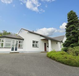 A house with a driveway and gardens at Bwthyn Clai in Llangefni