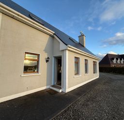 An exterior view of a house with windows and driveway at Geesala