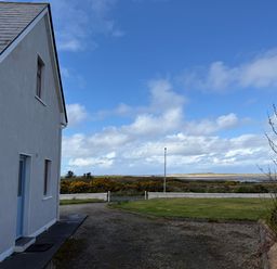 A house with a driveway and grass area at Geesala
