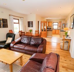 A living room with sofas and a dining area at Geesala in Gweesalia