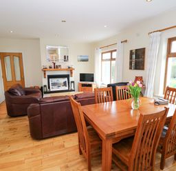 A living room with a sofa and dining area at Geesala in Gweesalia