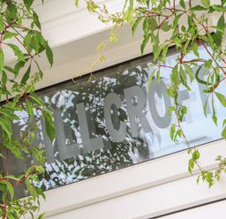 A glass sign with the word Hillcroft surrounded by green vines at Hillcroft in St Austell