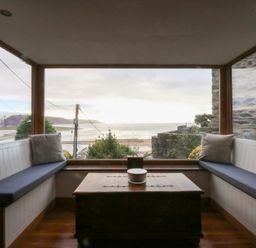 A conservatory with seating and a view at Ty'n-Y-Ffynnon Cottage in Barmouth
