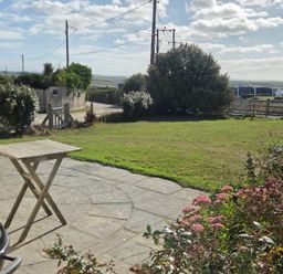 A garden with a table and grill at Freefolk Cottage in Polzeath