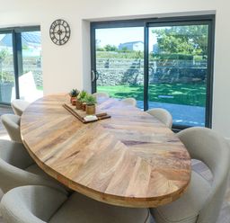 A dining room with a table and chairs at Iscoed in Rhosneigr