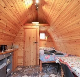 A room with a bed and kitchenette at Pod 1