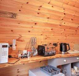 A kitchen with appliances and utensils at Pod 1