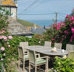 A garden with a table and chairs at 84 Fore Street, Port Isaac