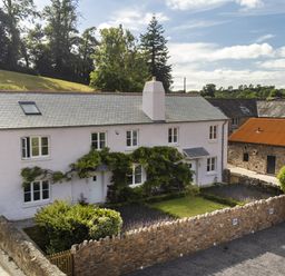 A house with garden and fence at Lower Well Farm House in Totnes
