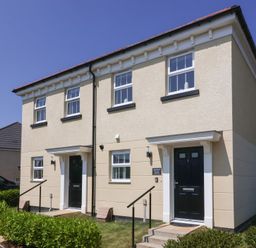 A house with two entrances and windows at Seashell Sands in Appledore