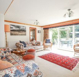 A living room with sofas and a table at Temple House in Goonhavern