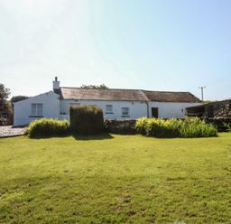 A cottage with garden and grass area at Tan Y Merddyn in Ceunant near Llanrug