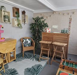 A snug with a bar and seating area at Seahorses