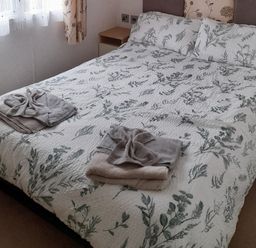 A bedroom with a bed and towels at Oak in Denny