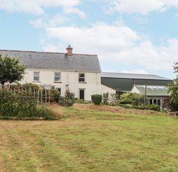 A garden with a house and barn at Aunty Junes Cottage Okehampton
