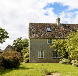 A house with garden and trees at Stable Cottage in Lechlade-On-Thames