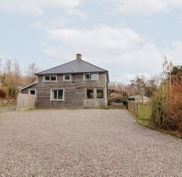 A house with a gravel driveway at Shanti Gher in Bantry
