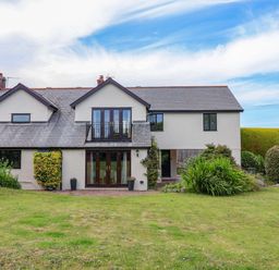 A house with a balcony and garden at 1 Eastdon Cottages in Exeter