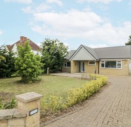 A bungalow with a garden and driveway at Chillon in South Littleton near Honeybourne