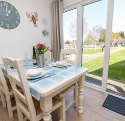 A dining room with a table and chairs at Plimoth N8 in Yarmouth