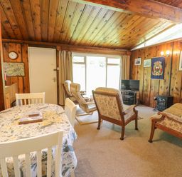 A living room with a dining table and chairs at Ty Bedwen in Dinas Mawddwy