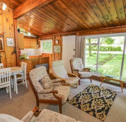 A living room with a dining table and chairs at Ty Bedwen in Dinas Mawddwy