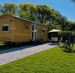 A tiny house with outdoor seating at Buzzards Lodge near Victoria