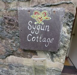 A sign for Sygun Cottage at the entrance in Nant Gwynant