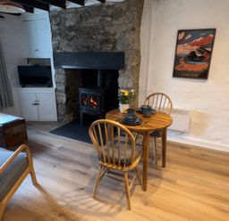 A dining room with a table and chairs at 4 Old Tanrhiw Beddgelert
