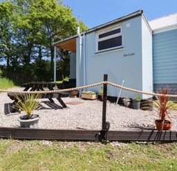 An outdoor area with plants and gravel at The Studio in Feock near Truro
