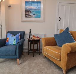 A living room with two armchairs and a small table in Iveridge Sandsend