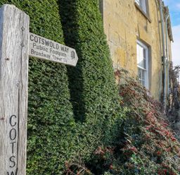 A directional sign for Cotswold Way near a building in Upper Coscombe near Winchcombe