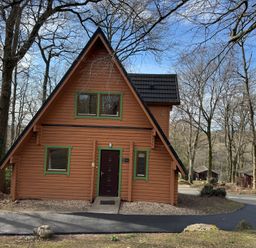A house with a door and windows at Acorn Lodge near Finlakes Holiday Park near Chudleigh