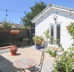 A garden with a table and chairs at Carn Brea in Redruth
