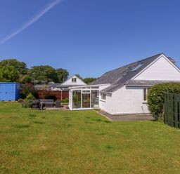 A house with a garden and shed at Swn Y Don