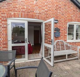 An outdoor area with a bench and a table at Fisherman's Rest in Ipswich