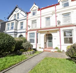 A building with green door and windows at Flat 1A, Mona House in Conwy