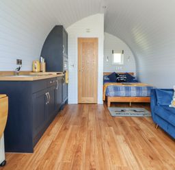 A studio with kitchen and sleeping area at Honeypot Hideaways - Manuka