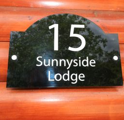 A sign displaying number 15 and the name Sunnyside Lodge