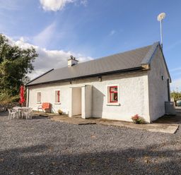 A house with outdoor seating and gravel area at Kate's Cottage