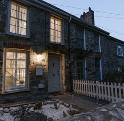 A house with a garden and lights at Bluck's cottage in St. Agnes