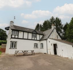 A house with outdoor area and table at Hillside Cottage